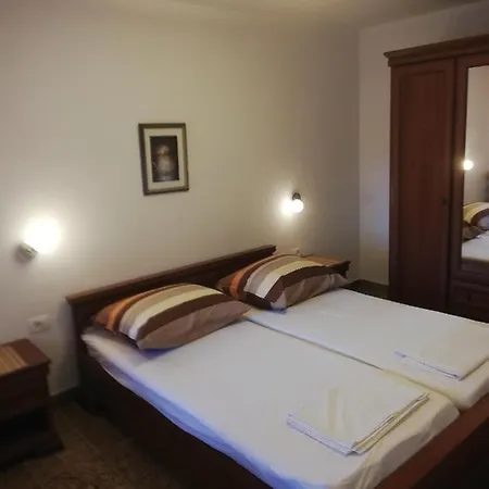 Gostinjska kuća Nevia Lka 4*